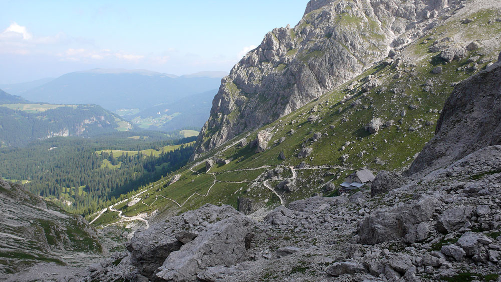 Oscar Schuster Steig030.JPG - Bei der Langkofelhütte links abgebogen geht es auf den Oskar Schuster Steig zu